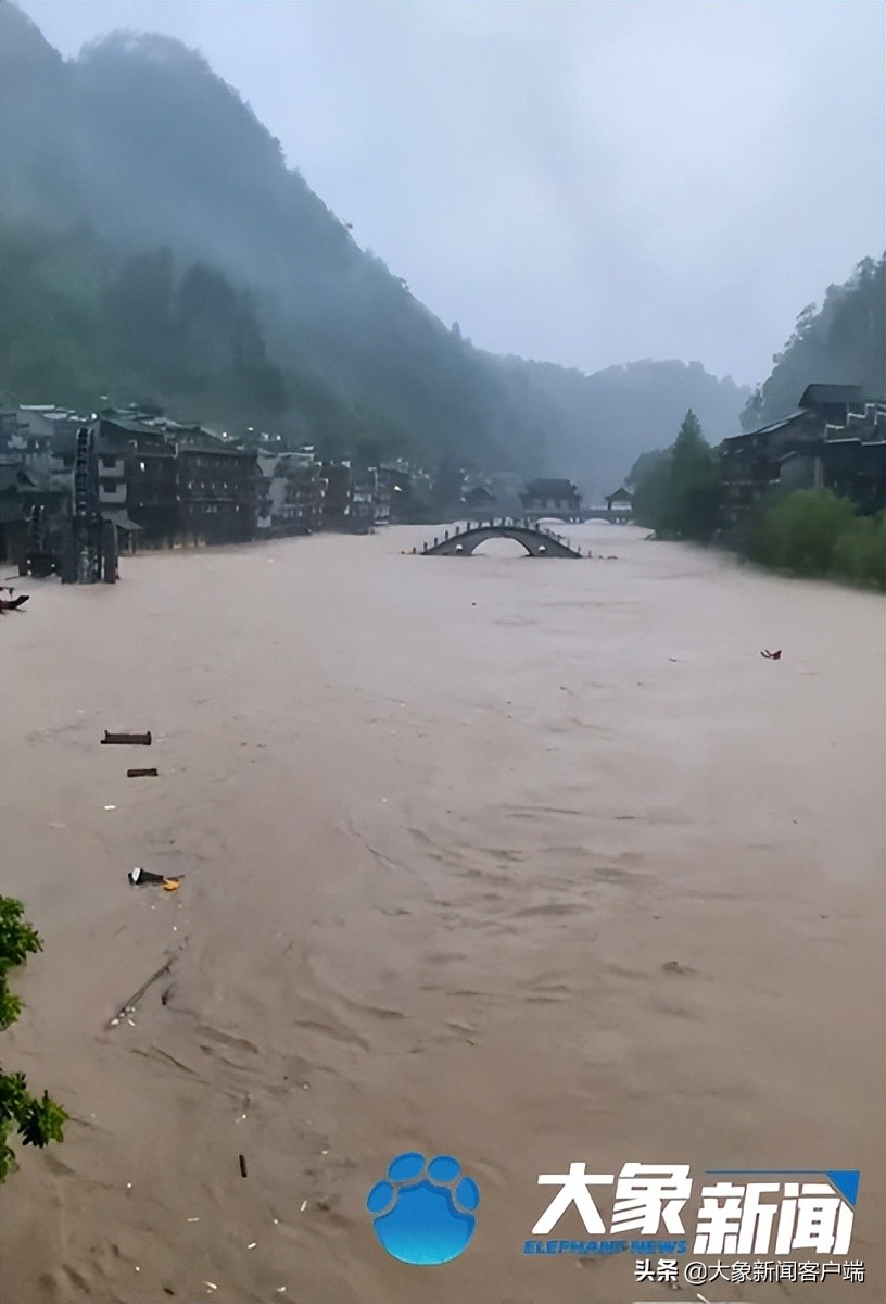 湖南凤凰古城遇强降雨局部被淹，南方县政府：景区正常营业，日数暂无人员伤亡
